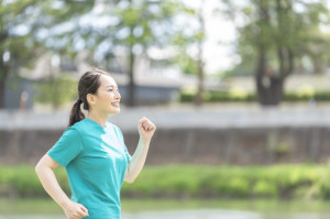 歩く女性